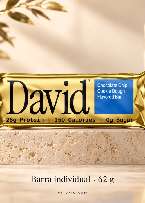 Barra David Chocolate Chip Cookie Dough de 62 g sobre pedestal marfil
