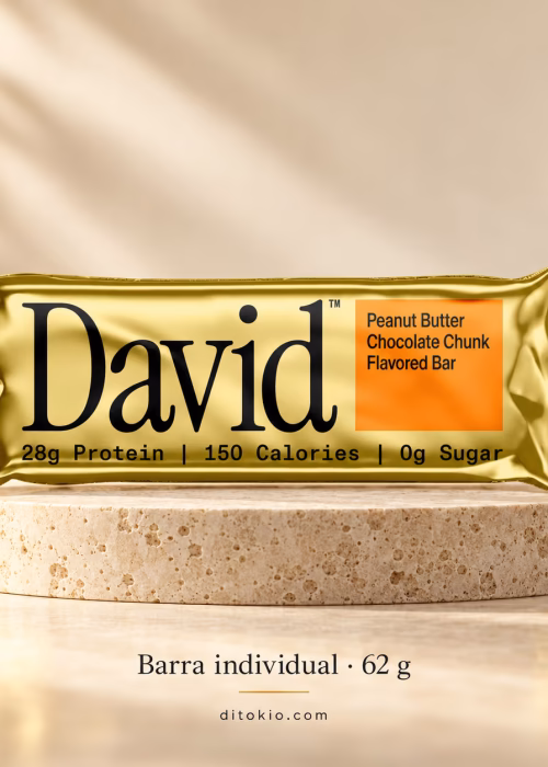 Barra David Peanut Butter Chocolate Chunk de 62 g sobre pedestal marfil