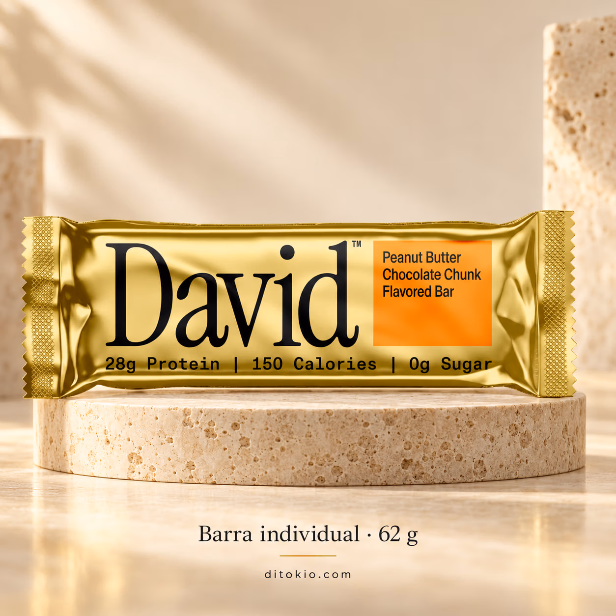 Barra David Peanut Butter Chocolate Chunk de 62 g sobre pedestal marfil